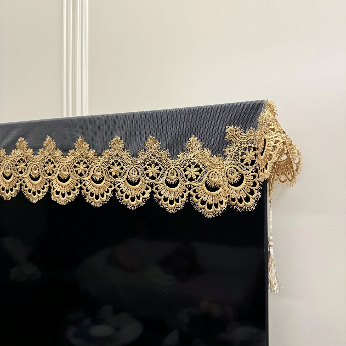 1 Piece of Mesh Lace Embroidered Table Runner, French Simple Polyester Fiber with Pendant, Suitable for Dining Table, Coffee Table, Chest of Drawers, and Shoe Cabinet.