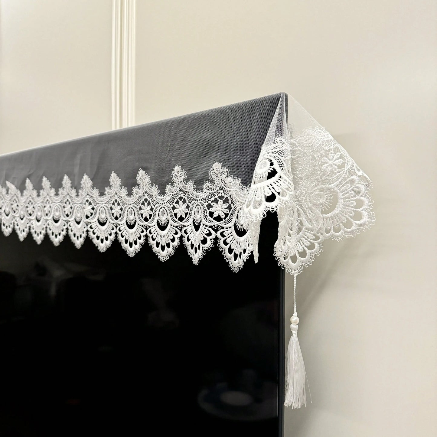 1 Piece of Mesh Lace Embroidered Table Runner, French Simple Polyester Fiber with Pendant, Suitable for Dining Table, Coffee Table, Chest of Drawers, and Shoe Cabinet.