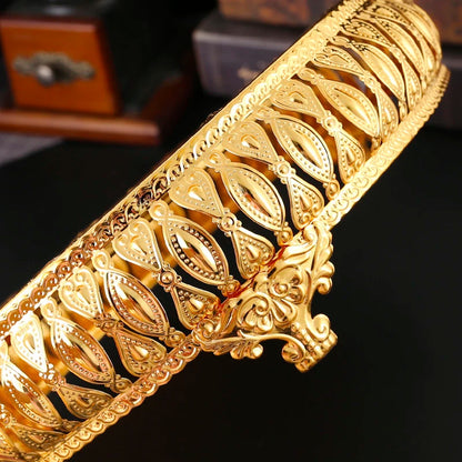 1 metal wine set, 1 tray and 6 shot glasses and 1 wine pot combination.