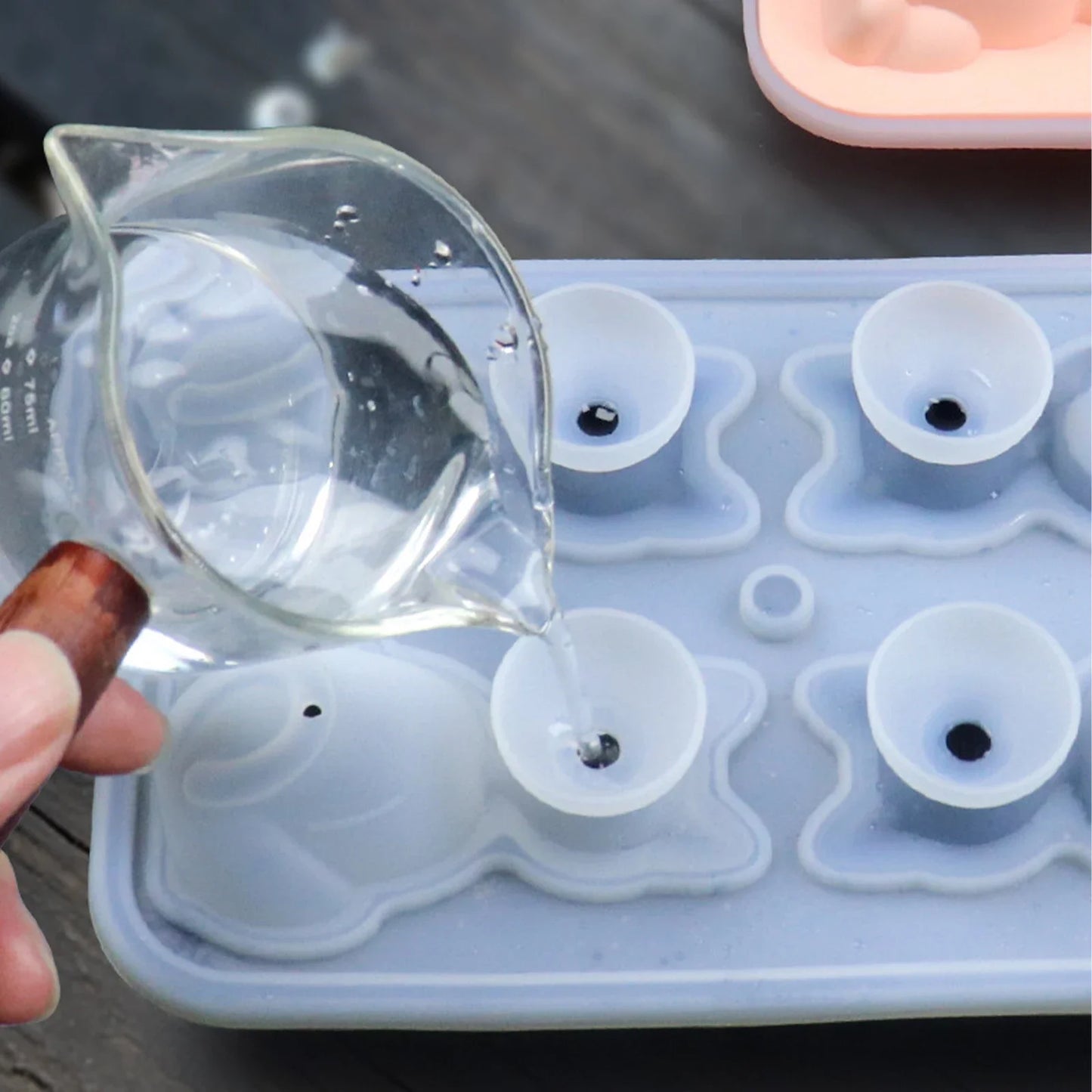 3D Cat Ice Cube Mold With Funnel Silicone, 4 Cavity Cat Ice Cube Trays For Whiskey, Wine, Cocktail.