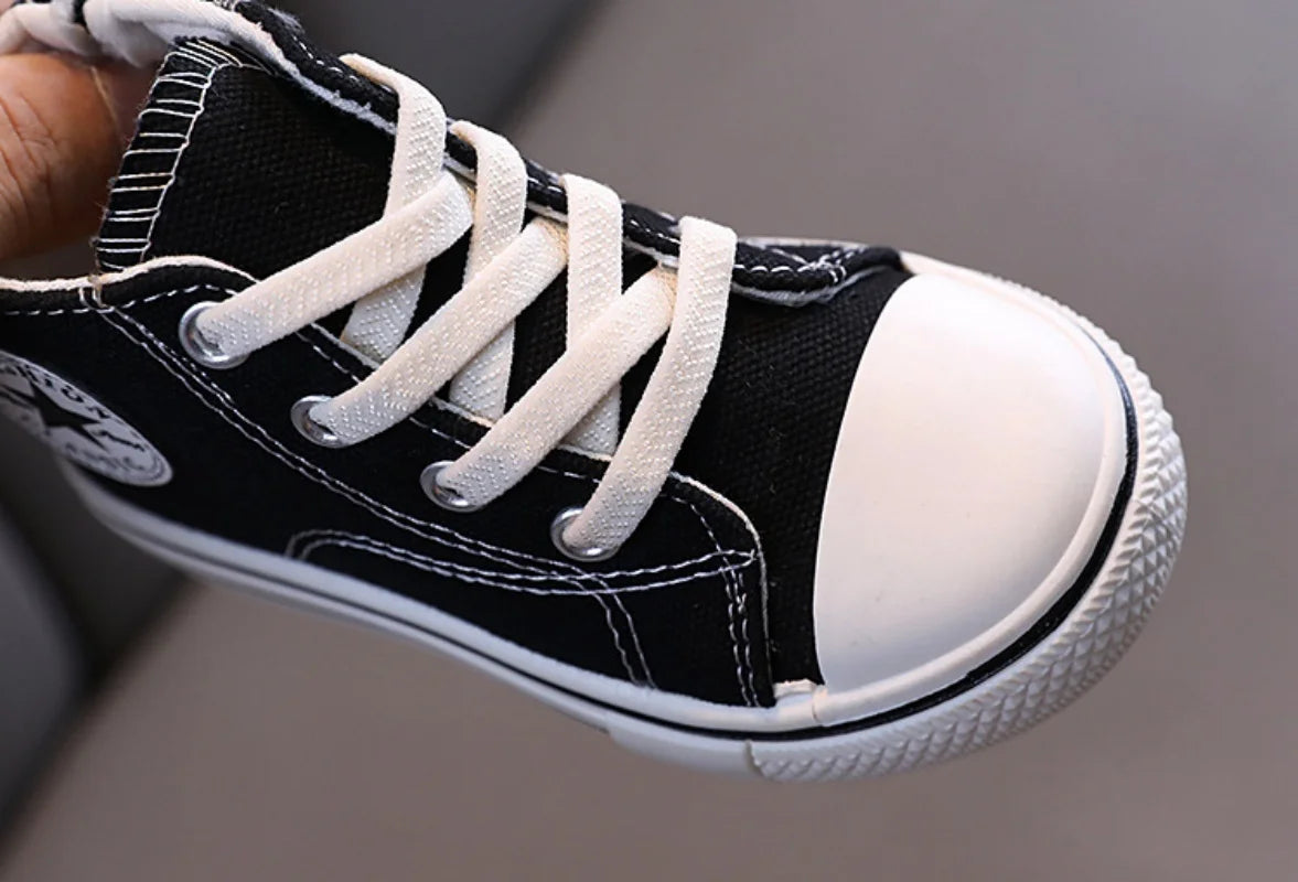 Children's Mid-Top Canvas Shoes Soft Bottom Comfortable Casual Children's Shoes.