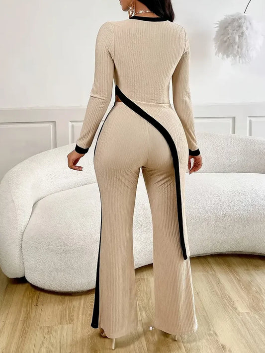 Ensemble haut et pantalon moulant asymétrique élégant pour femme.
