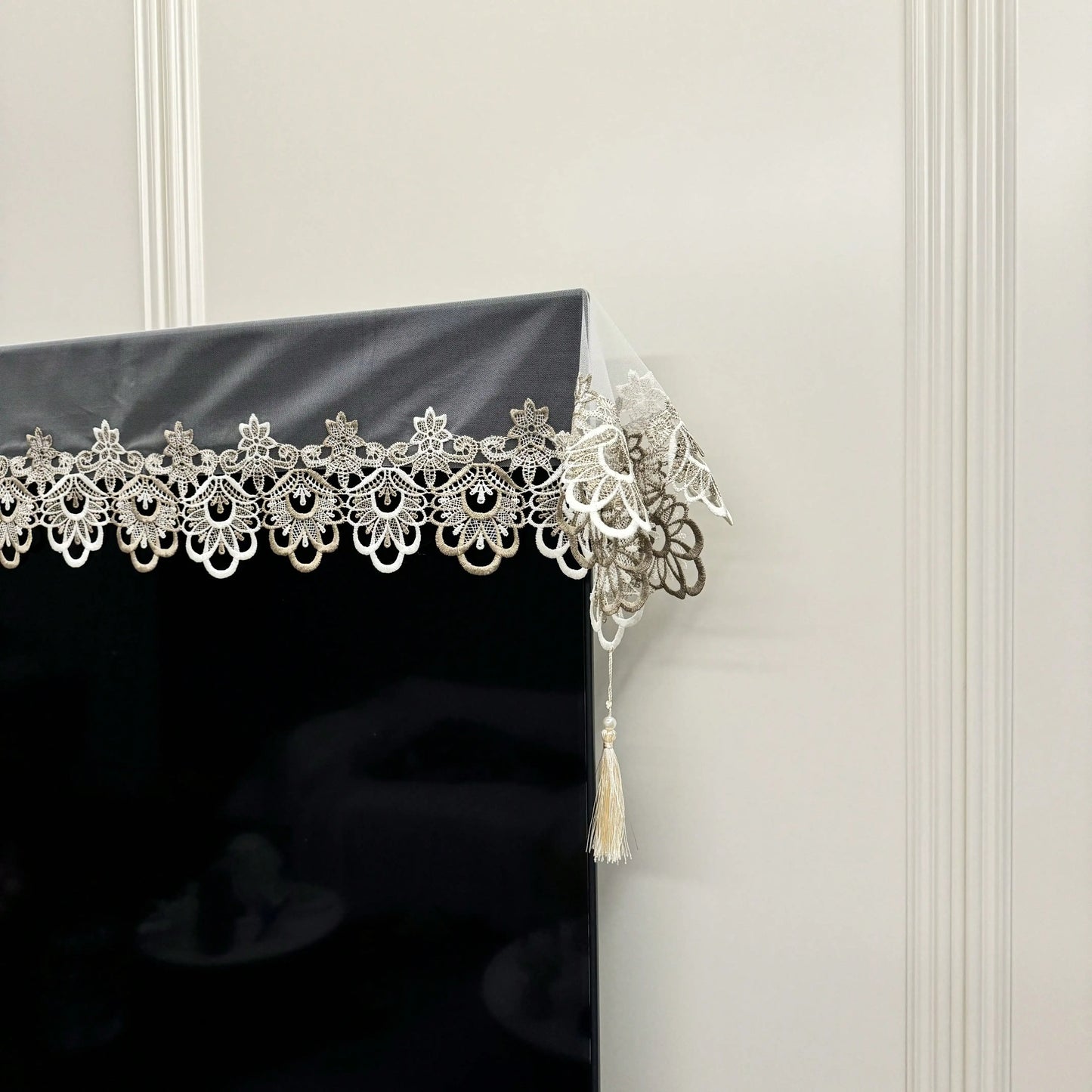 1 Piece of Mesh Lace Embroidered Table Runner, French Simple Polyester Fiber with Pendant, Suitable for Dining Table, Coffee Table, Chest of Drawers, and Shoe Cabinet.